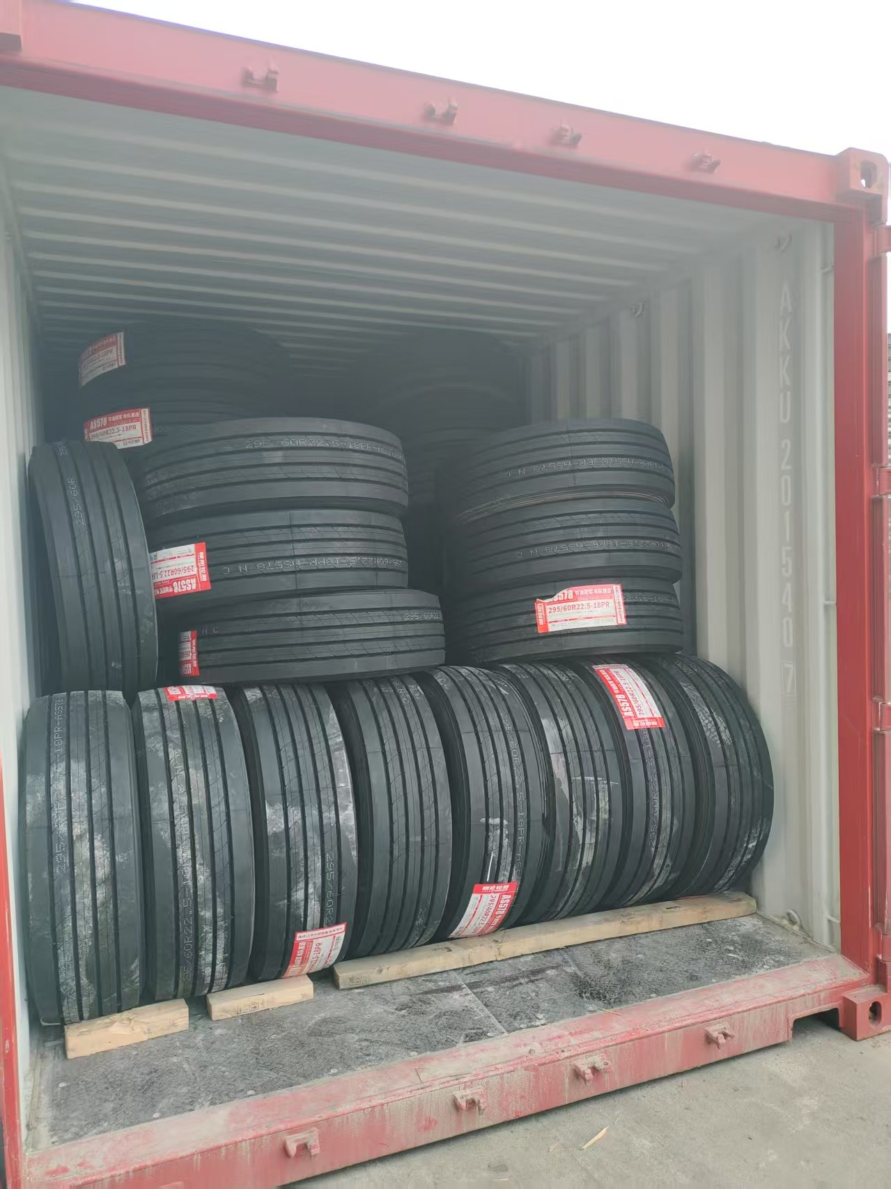 Latest company case about Chaoyang brand premium 295/60R22.5 tires for medium or long-distance transportation on highways exporting to Europe