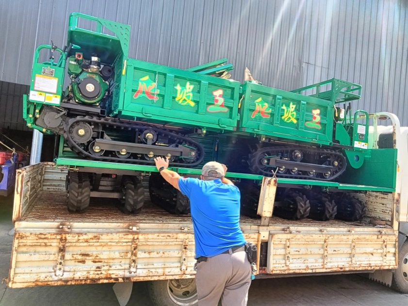 Streamlined Efficiency for Heavy Material Transport Forestry Machinery 4 Tons Side Dumping Style 3360*1650*1550mm Machine Size GF4000A Tracked Transporter