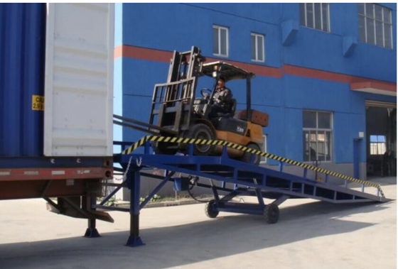 CE Approved DCQY6-0.5 Mobile Dock Leveler Loading Capacity 6000kg Length 7m