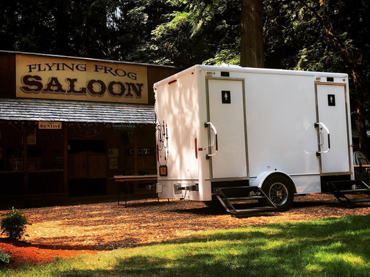 Luxury Restroom Mobile Toilet Trailer Roadable Good Fittings Customized