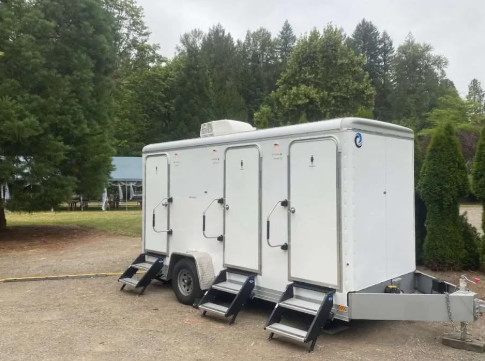 Luxury Toilet Trailer Manufacturer 3 Stall Portable Restrooms Trailers Customized Mobile Toilet